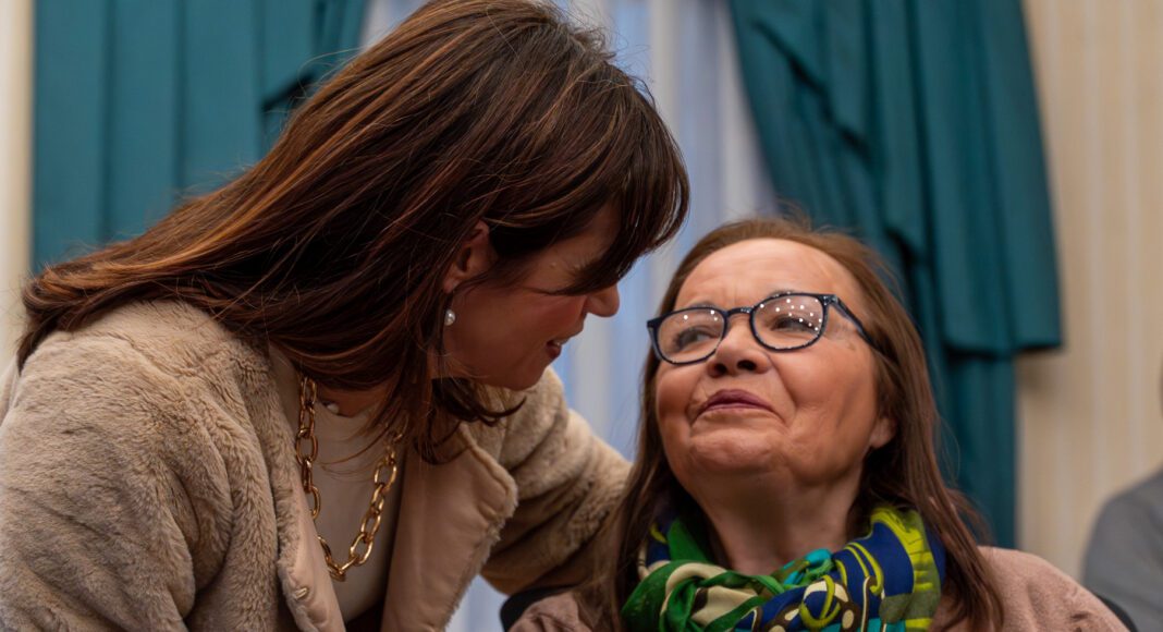 Fotografías: Alex G. Aguirre. // La Alcaldesa Maider Etxebarria saluda a Carmen Lagos 