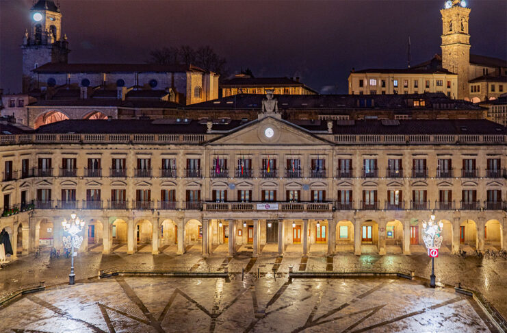 ayuntamiento de vitoria-gasteiz de noche visto desde arriba