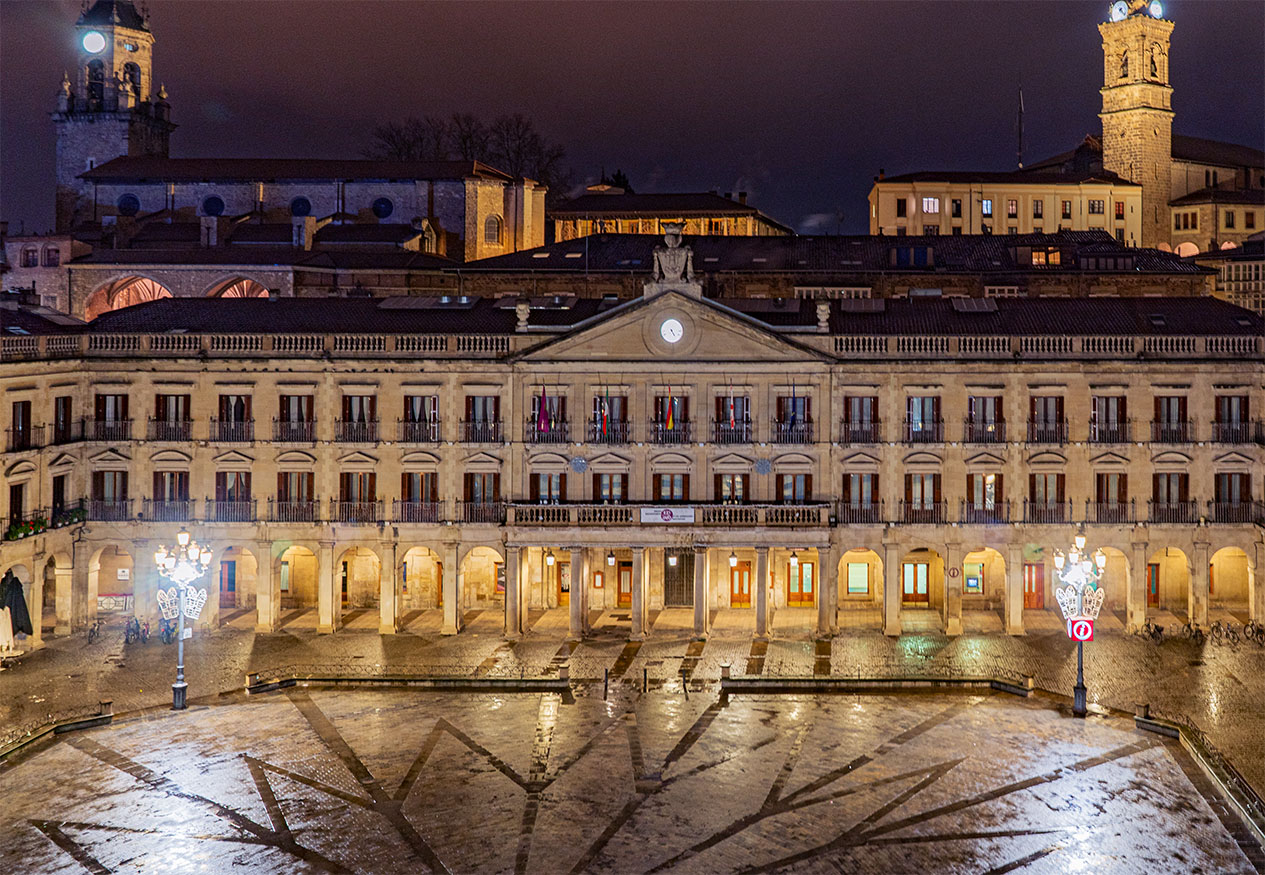 ayuntamiento de vitoria-gasteiz de noche 1265x875 ayuntamiento de vitoria-gasteiz de noche visto desde arriba