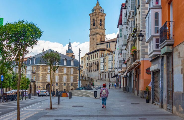 Una calle dentro de Vitoria-Gasteiz, fotografía de Alex García