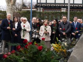 Familiares, amigos y el Lehendakari Imanol Pradales en el acto - Fotografía de Alex García