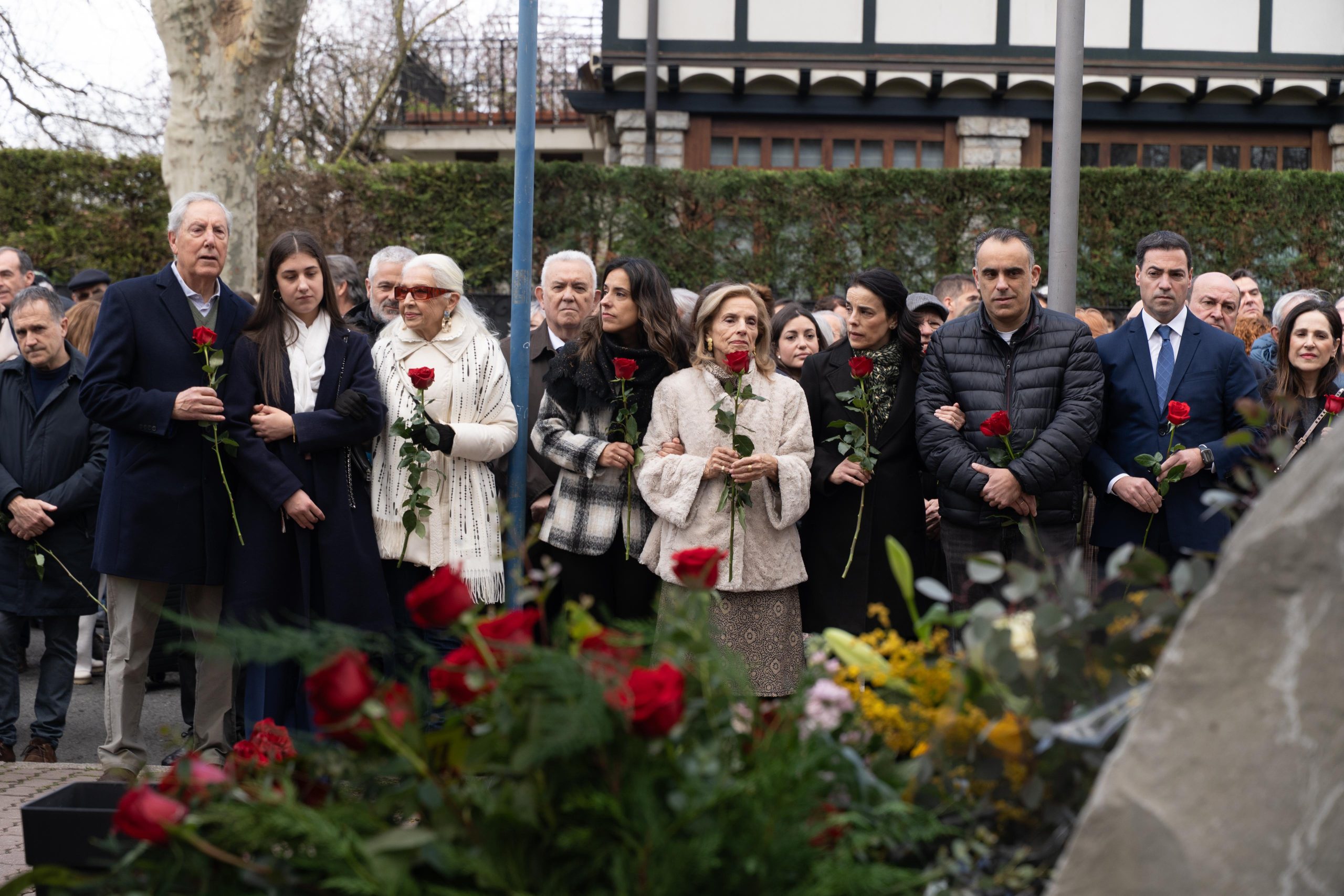 0a0ee1f8-ffb4-4acc-980c-34aa0d451b44 Familiares, amigos y el Lehendakari Imanol Pradales en el acto - Fotografía de Alex García