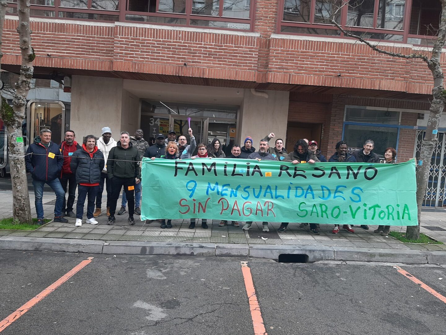Fotografía cedida en la que se ve la concentracion de trabajadores de SARO frente a la sede fiscal de Epsilon 5