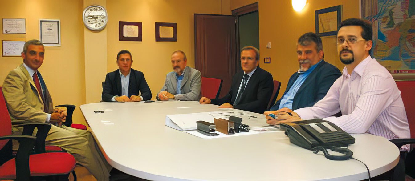 Fotografía aparecida en "Recubrimientos Industriales" (nº 64, julio-agosto 2011) Sala de reuniones de Saro con el equipo directivo de sus años dorados: de izquierda a derecha, Vicente Pinedo (director técnico), Jesús Antonio Resano Cía (director general), José M. Traveria, Eloy Miguel Martin Bode y Eloy Menendez Bango (el equipo técnico-comercial de Proquimia), André Bernasconi (Dollmar).