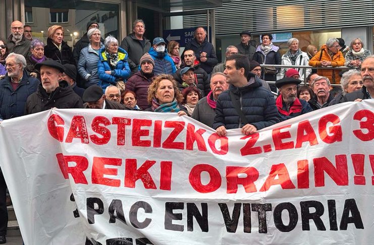 Concentración de la plataforma Osasun Plublikoa de este jueves | Imagen: Alex García