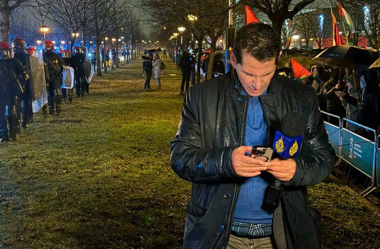El periodista de Al Jazeera cubriendo la noticia de la protesta contra Israel y el partido Baskonia - Maccabi de Tel Aviv
