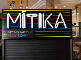 Rótulo de entrada de la discoteca Mitika de Vitoria-Gasteiz