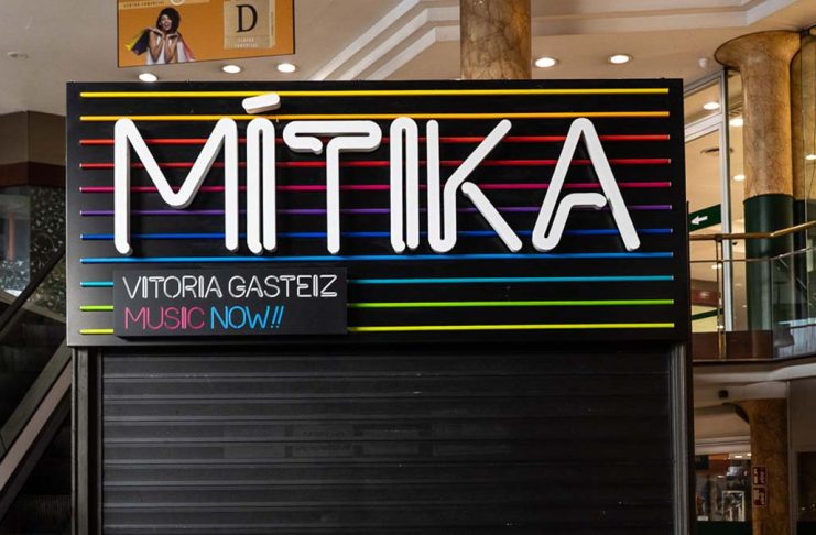 Rótulo de entrada de la discoteca Mitika de Vitoria-Gasteiz