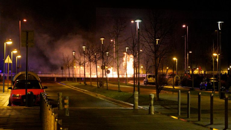 Un aparatoso incendio en Salburua provoca cortes de luz y el cierre de un puente