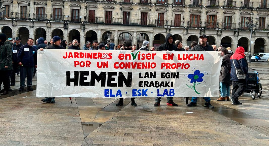 Concentración de los trabajadores de Enviser frente al ayuntamiento