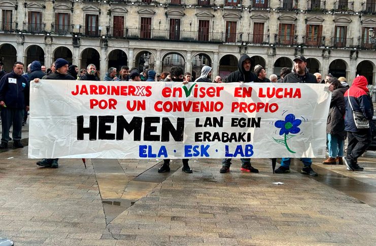 Concentración de los trabajadores de Enviser frente al ayuntamiento