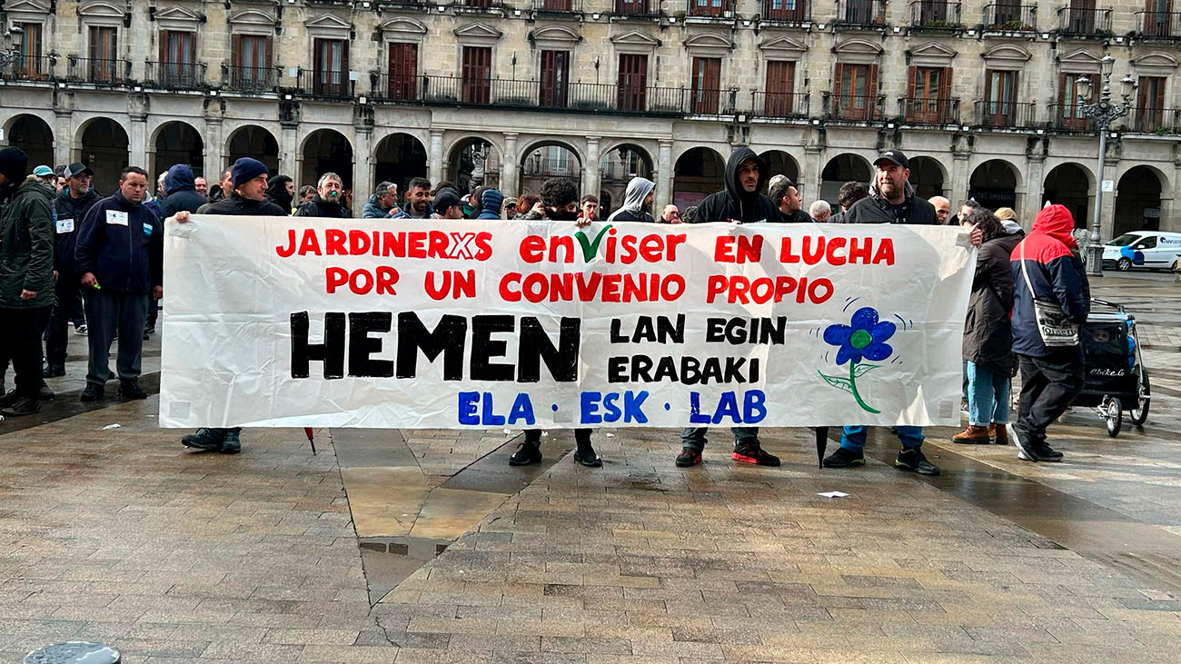 JARDINEROS EN HUELGA Concentración de los trabajadores de Enviser frente al ayuntamiento