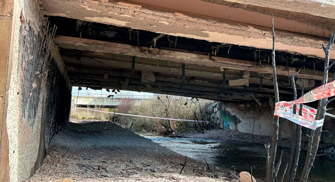 Interior del puente afectado por el incendio causado por una fuga de gas