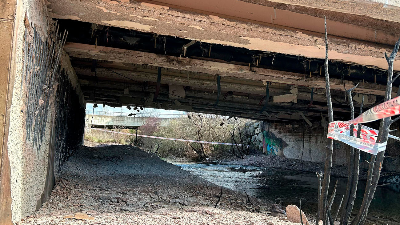 La reconstrucción del puente dañado en Salburua se extenderá hasta 2027 1 Interior del puente afectado por el incendio causado por una fuga de gas