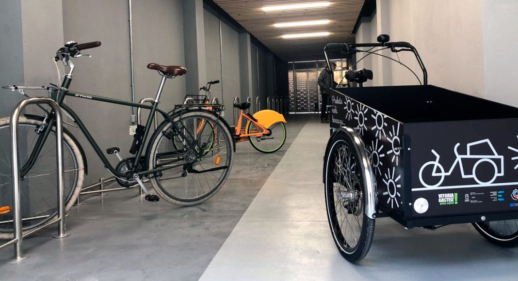 Interior de un aparcamiento seguro para bicicletas