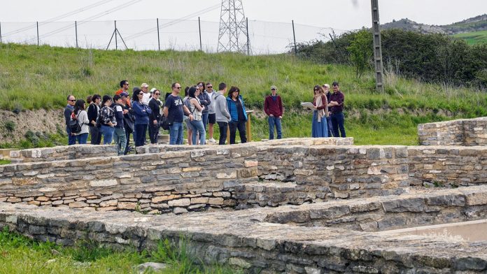 Un grupo de personas en una visita guiada en Iruña Veleia | Imagen: Alex García.