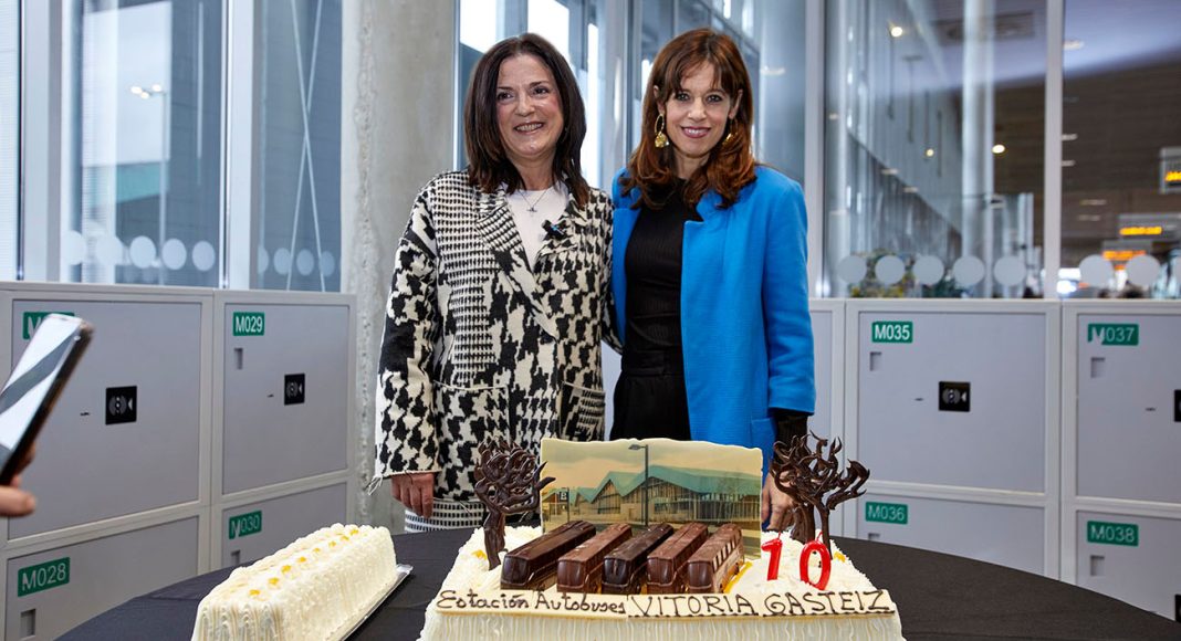 Beatriz Artolazabal (PNV) y Maider Etxebarria (PSE) en la celebración de los 10 años de la estación de autobuses de Vitoria-Gasteiz / fotografía del Ayuntamiento de Vitoria-Gasteiz