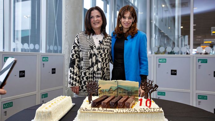 Beatriz Artolazabal (PNV) y Maider Etxebarria (PSE) en la celebración de los 10 años de la estación de autobuses de Vitoria-Gasteiz / fotografía del Ayuntamiento de Vitoria-Gasteiz