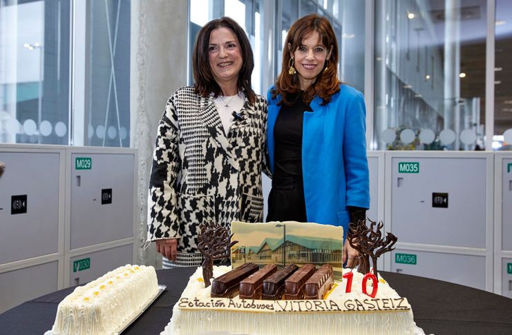 Beatriz Artolazabal (PNV) y Maider Etxebarria (PSE) en la celebración de los 10 años de la estación de autobuses de Vitoria-Gasteiz / fotografía del Ayuntamiento de Vitoria-Gasteiz