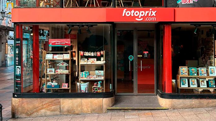 Exterior de una tienda de Ikatz Fotoprix en el centro de Vitoria
