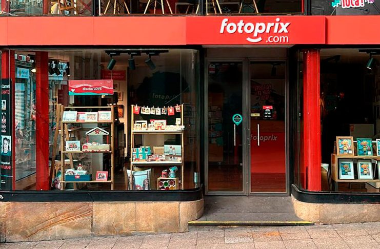 Exterior de una tienda de Ikatz Fotoprix en el centro de Vitoria