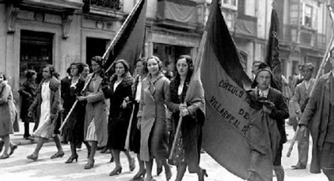Un grupo de mujeres durante la proclamación de la Segunda República en Vitoria