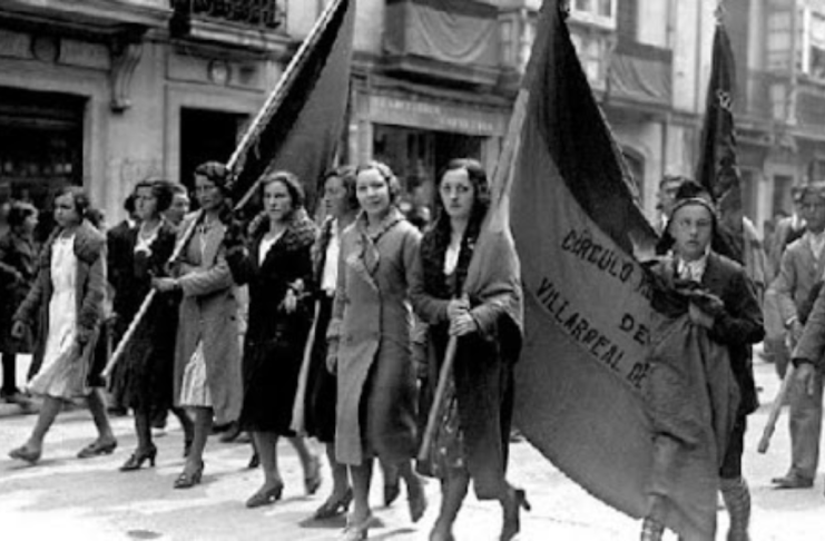 Un grupo de mujeres durante la proclamación de la Segunda República en Vitoria