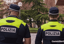 Dos agentes de la policía local de Vitoria | Imagen: Alex García.