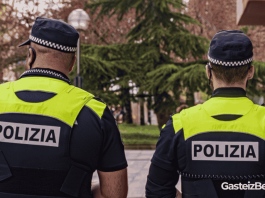 Dos agentes de la policía local de Vitoria | Imagen: Alex García.