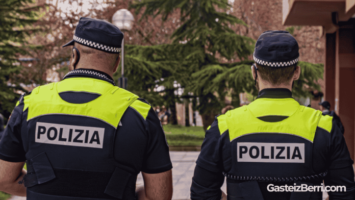 Dos agentes de la policía local de Vitoria | Imagen: Alex García.