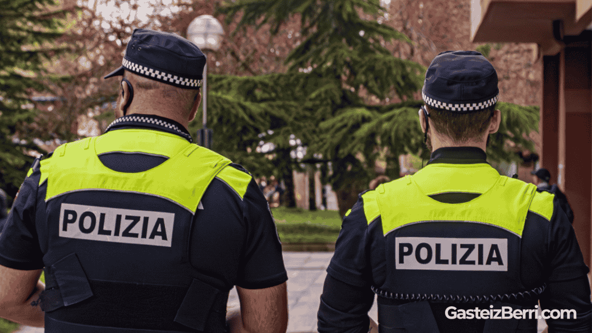 Dos agentes de la policía local de Vitoria | Imagen: Alex García. Dos agentes de la policía local de Vitoria | Imagen: Alex García.