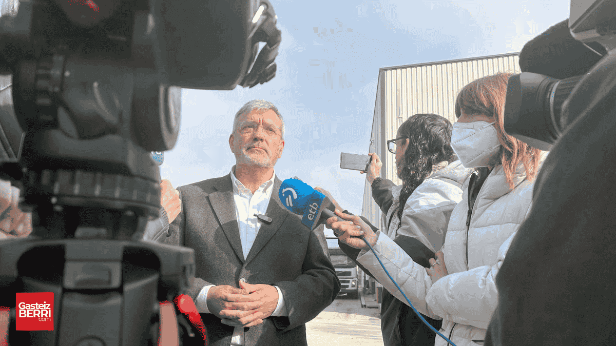 El concejal de seguridad ciudadana Cesar Fernández de Landa hablando a los medios de comunicación | Imagen: GB