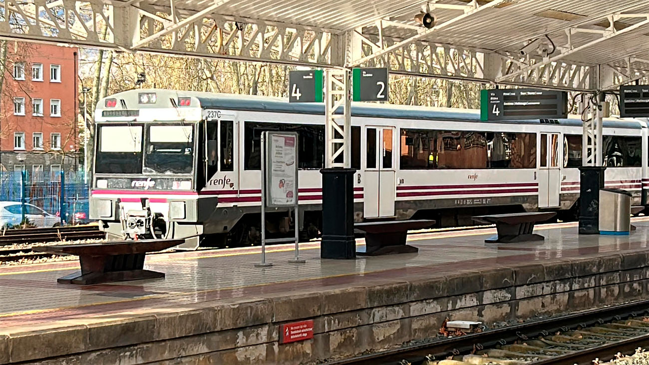 Un tren en la estación de Vitoria Un tren en la estación de Vitoria