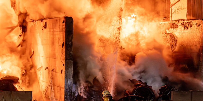 Las imágenes del incendio que ha arrasado la planta de reciclaje de Onaindia