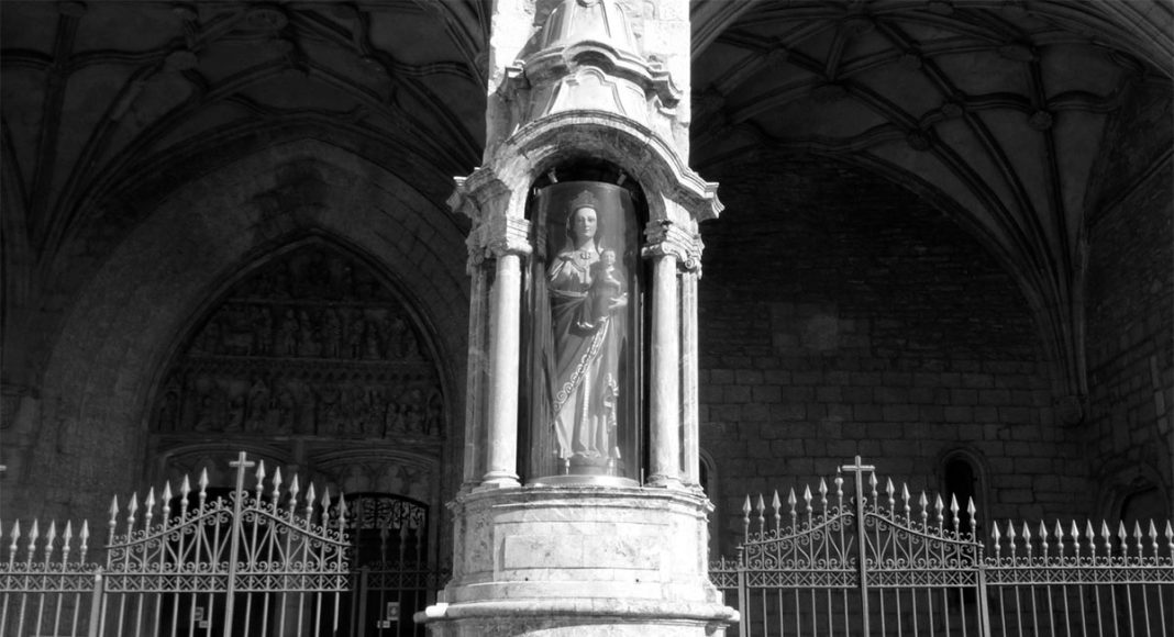 virgen blanca escultura