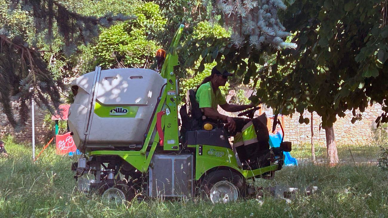 JARDINEROS VITORIA Una máquina cortacésped este jueves por la mañana en el Parque del Norte