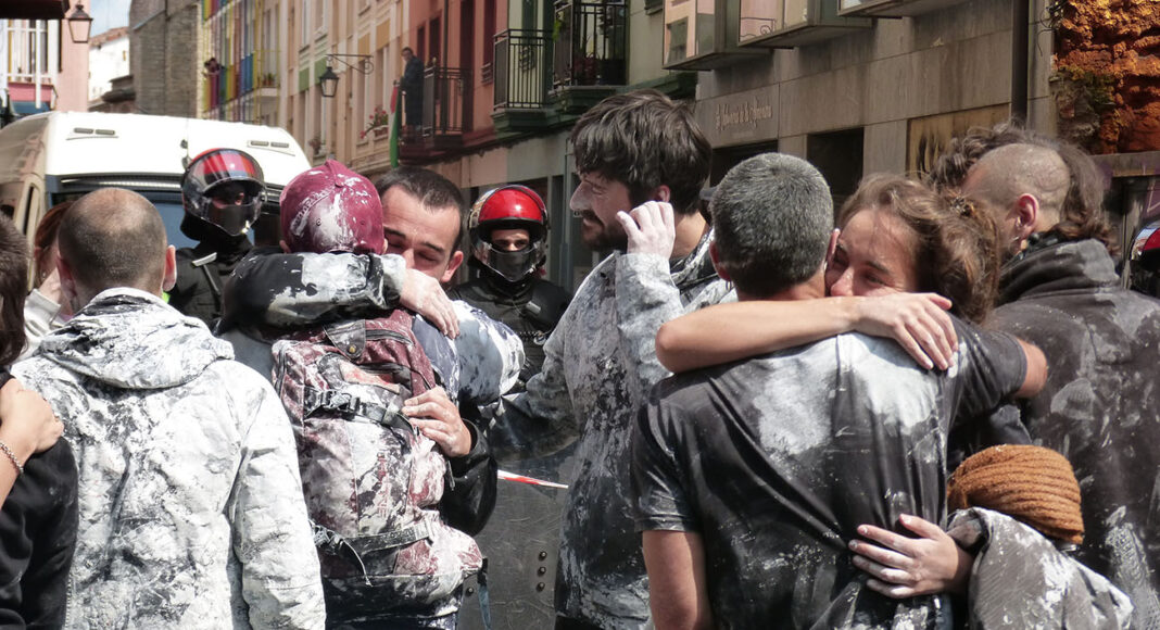 Momento en el que varios de los identificados se han reencontrado después del desalojo | Imagen: GB