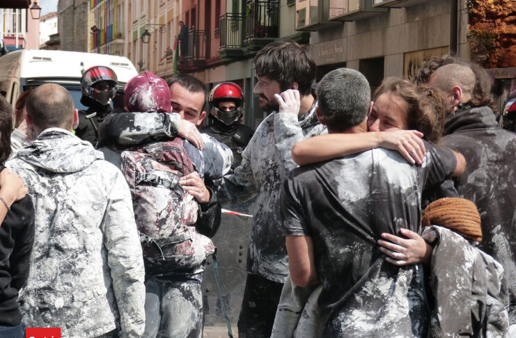 Momento en el que varios de los identificados se han reencontrado después del desalojo | Imagen: GB