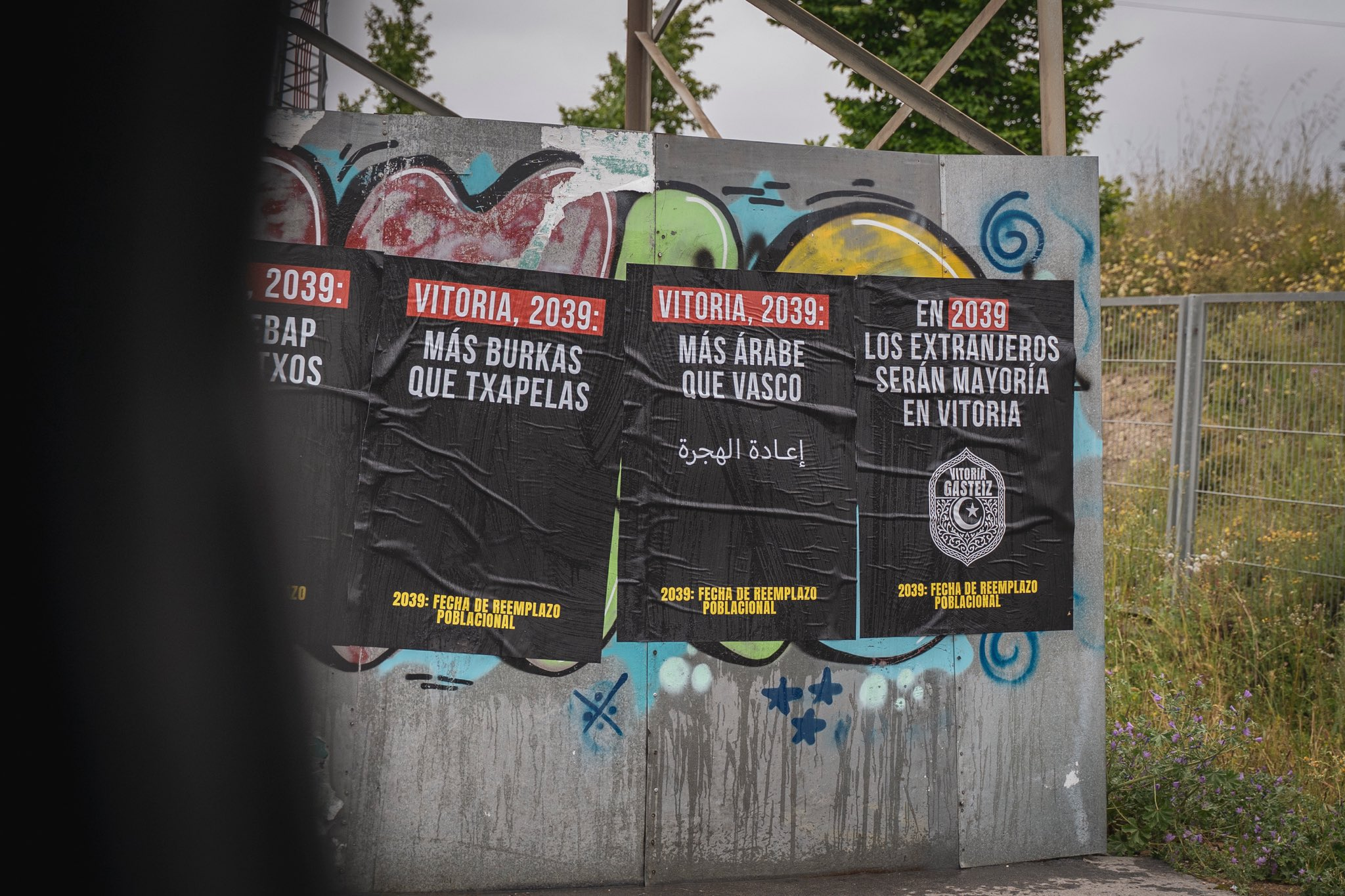 Carteles con el mensaje “Vitoria, 2039: Más halal que Idiazabal” aparecen en varios puntos de la ciudad 1 image