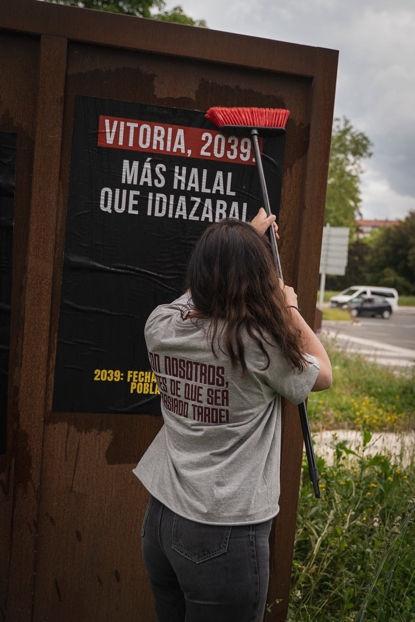 Carteles con el mensaje “Vitoria, 2039: Más halal que Idiazabal” aparecen en varios puntos de la ciudad 2 image