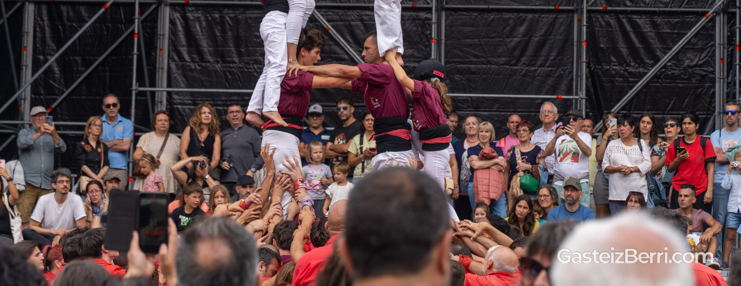 Más de un centenar de castellers levantan torres humanas en la Plaza Nueva de Vitoria 18 castellers 01 scaled