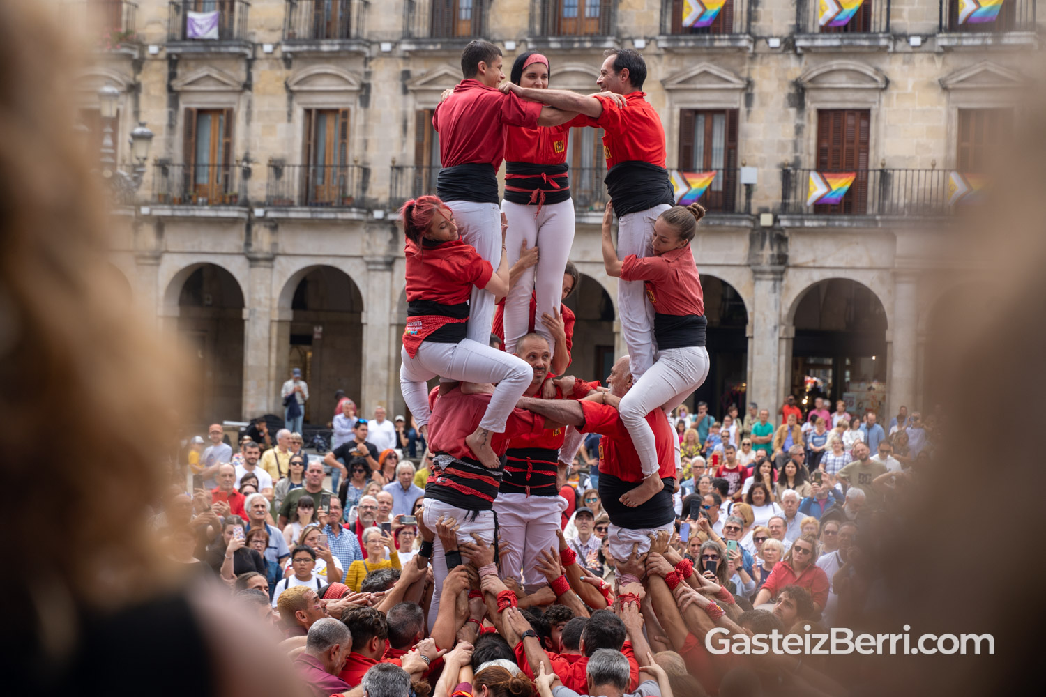Más de un centenar de castellers levantan torres humanas en la Plaza Nueva de Vitoria 20 castellers 03