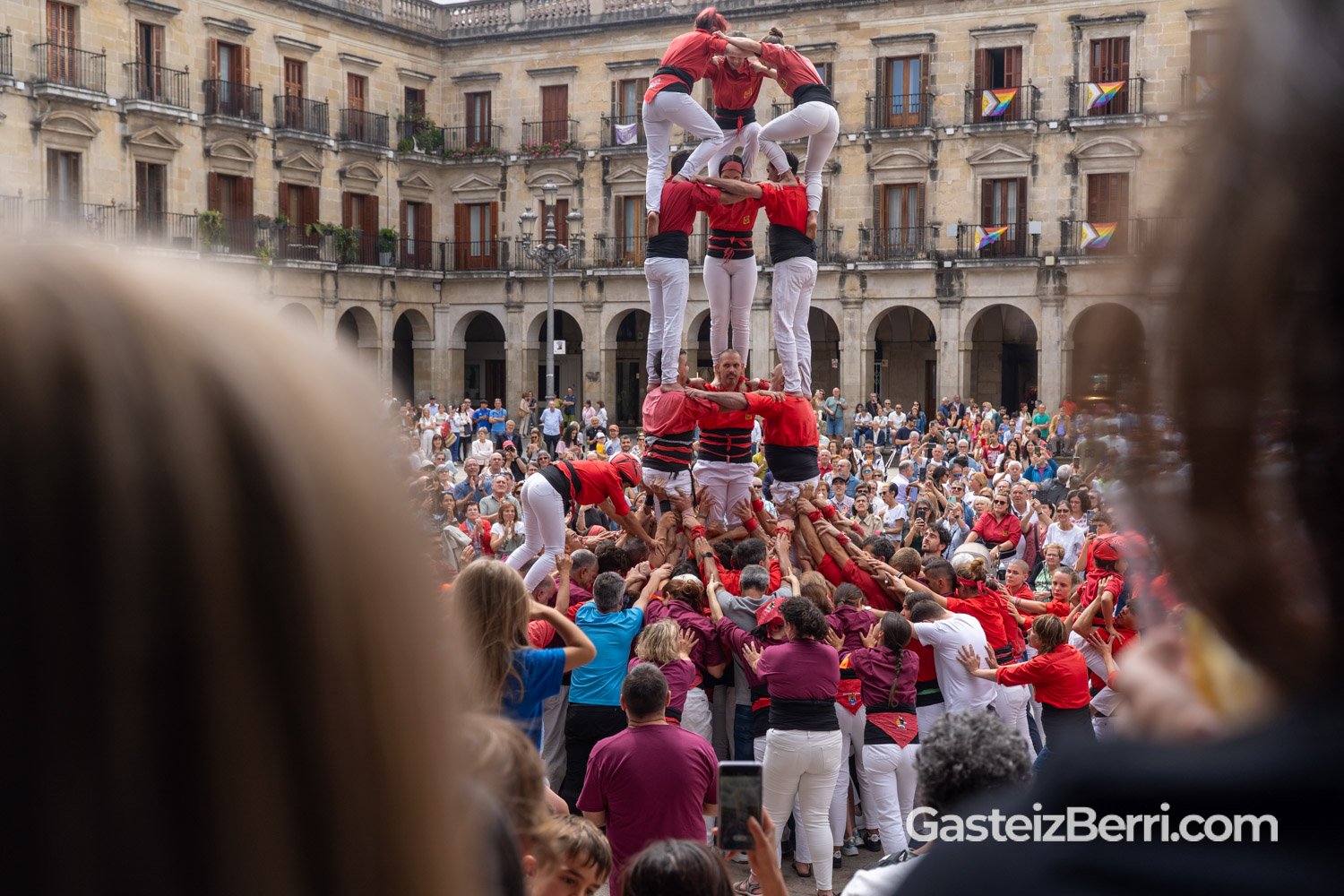 Más de un centenar de castellers levantan torres humanas en la Plaza Nueva de Vitoria 21 castellers 04