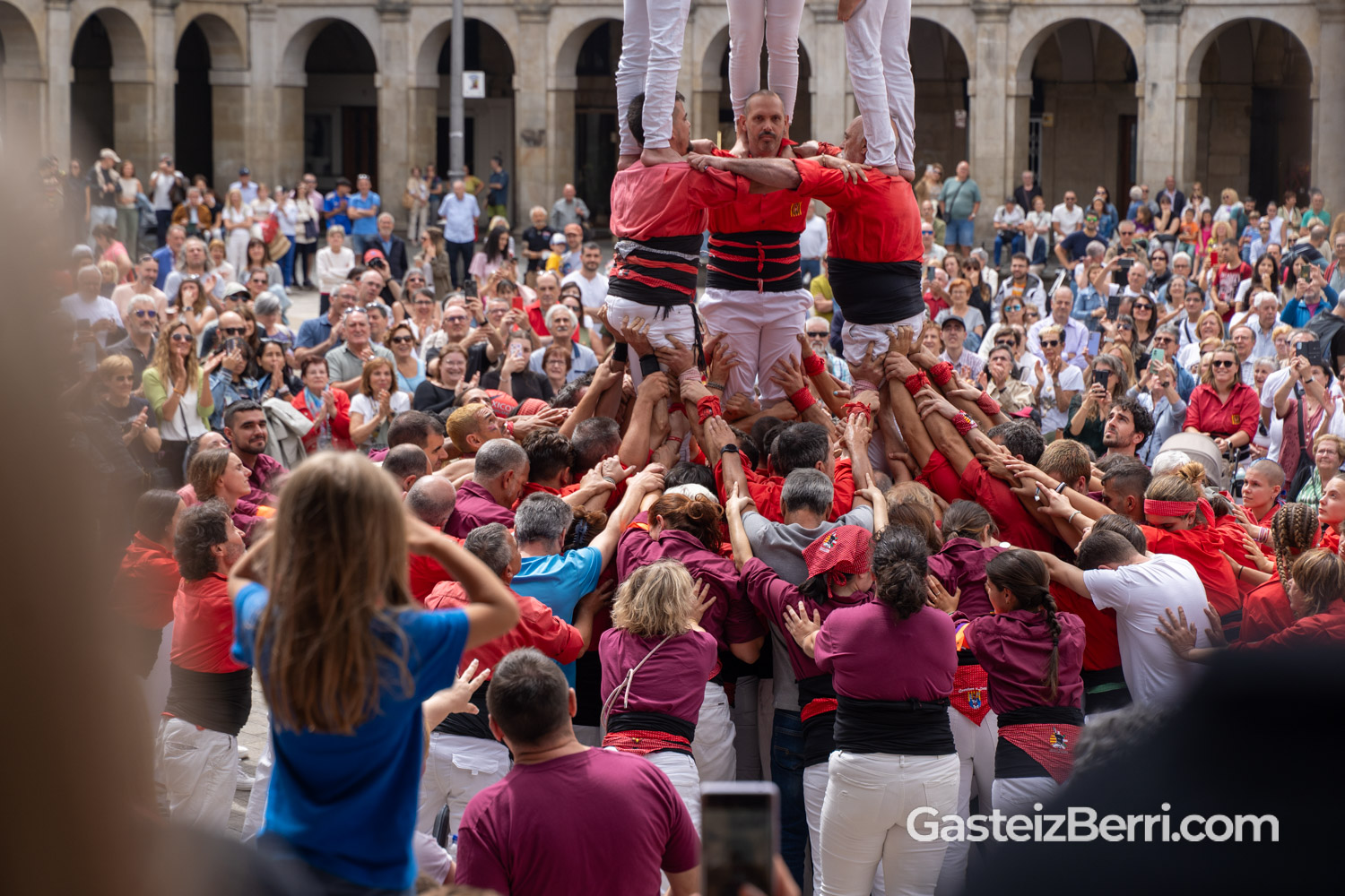 Más de un centenar de castellers levantan torres humanas en la Plaza Nueva de Vitoria 22 castellers 05