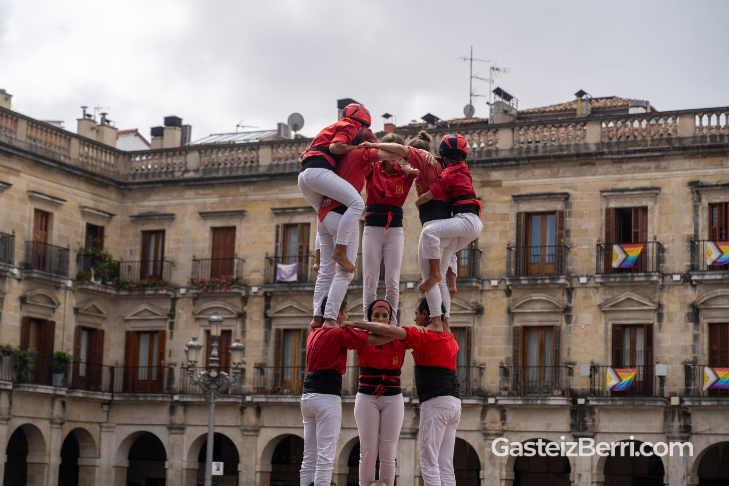 Más de un centenar de castellers levantan torres humanas en la Plaza Nueva de Vitoria 23 castellers 06