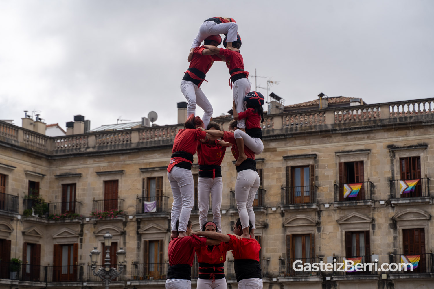 Más de un centenar de castellers levantan torres humanas en la Plaza Nueva de Vitoria 24 castellers 08