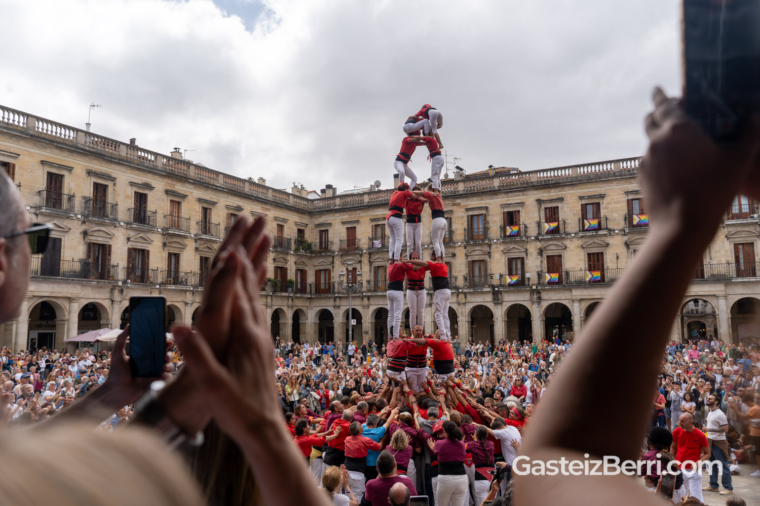 Más de un centenar de castellers levantan torres humanas en la Plaza Nueva de Vitoria 25 castellers 11