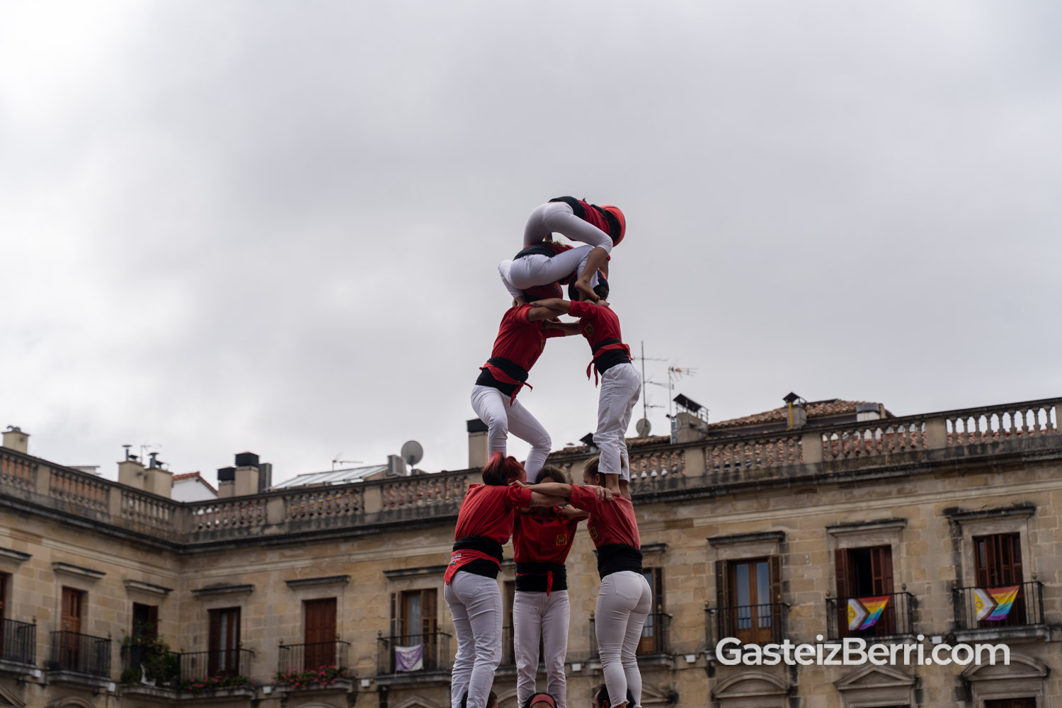 Más de un centenar de castellers levantan torres humanas en la Plaza Nueva de Vitoria 26 castellers 12