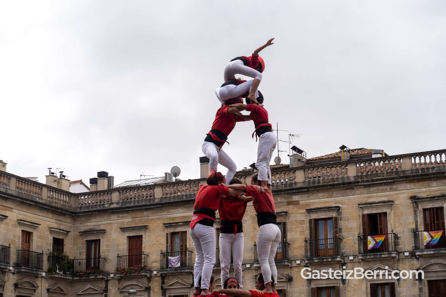 Más de un centenar de castellers levantan torres humanas en la Plaza Nueva de Vitoria 27 castellers 13