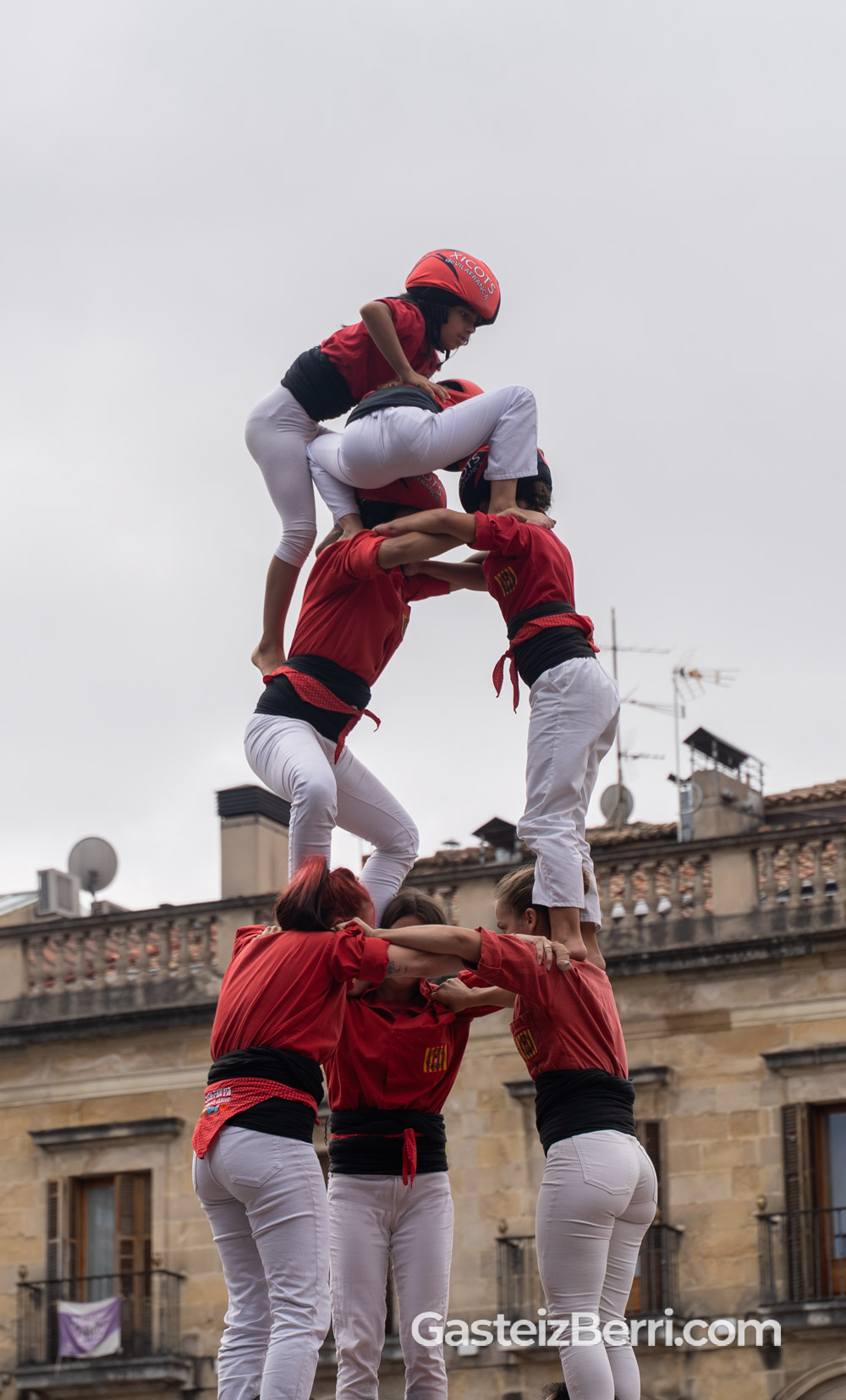 Más de un centenar de castellers levantan torres humanas en la Plaza Nueva de Vitoria 28 castellers 15